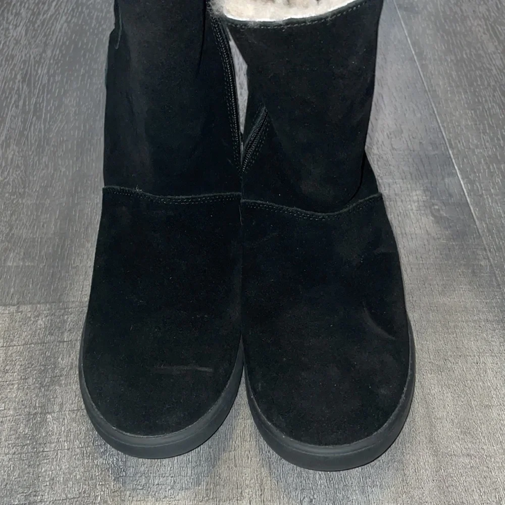 UGG black shazi short lined women’s boots size 6
